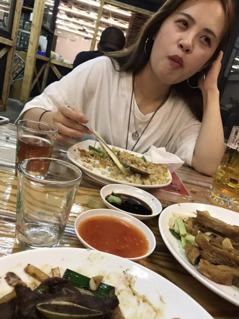 Dẫn em đi ăn tối, sau đó em trở thành bữa tối...